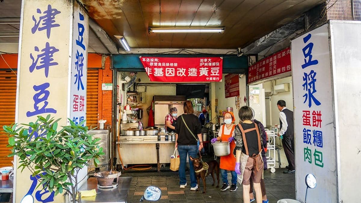 「津津豆漿」位在延平北路四段，從捷運大橋頭站走來大約10分鐘。（圖片來源：鄉民食堂）
