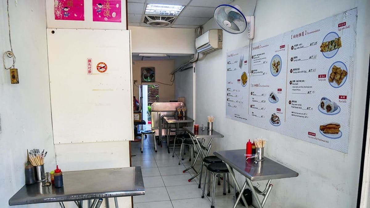 用餐區設有傳統的折疊桌加板凳，桌位算寬敞。（圖片來源：鄉民食堂）
