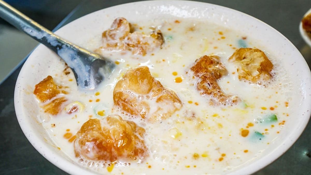 鹹豆漿配料很多，還要加上些許辣油更對味。（圖片來源：鄉民食堂）