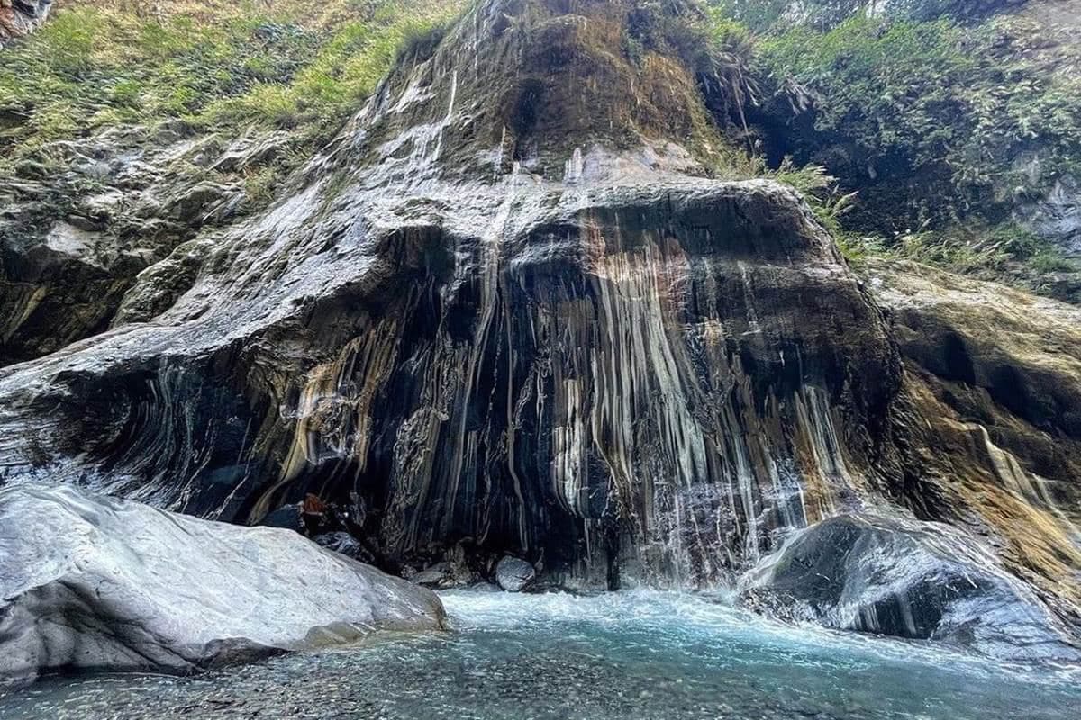 免花錢爽泡湯！３大野溪溫泉祕境：全台唯一「洞穴溫泉」、季節限定七彩岩壁
