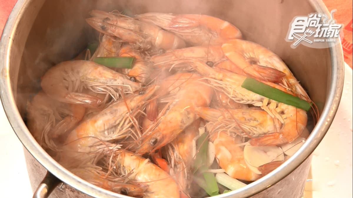 「911驚爆石頭蝦」是店裡的招牌菜色。