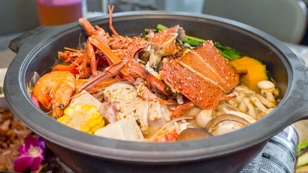 龍蝦湯佐料豐富，湯頭鮮度十足，好喝又暖胃。（圖片來源：卡琳摸魚兒趣）