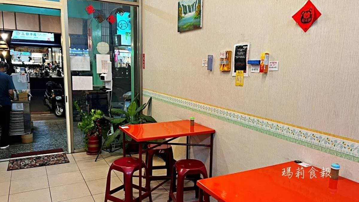 內用空間雖然不多，但環境維持得整潔。（圖片來源：瑪莉食報）