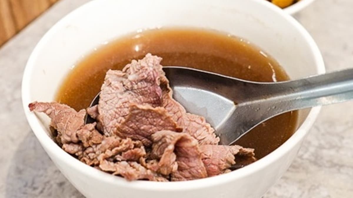 用多種中藥材熬煮的牛肉湯頭，喝起來很美味。（圖片來源：波妮說食話）