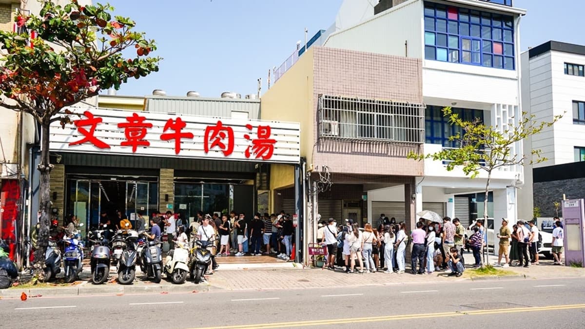 店外排了滿滿人潮，直接排到隔壁棟去了。（圖片來源：波妮說食話）