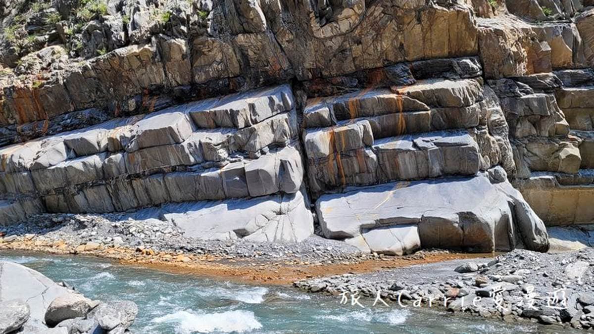 途中停留欣賞塊狀岩壁。（圖片來源：旅人Carrie愛漫遊）