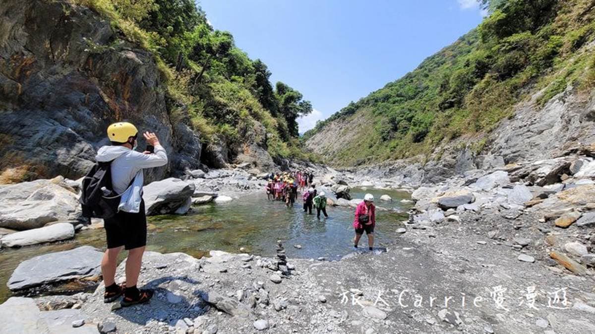 溯溪鞋裡記得一定要穿襪子，好好保護腳踝。（圖片來源：旅人Carrie愛漫遊）