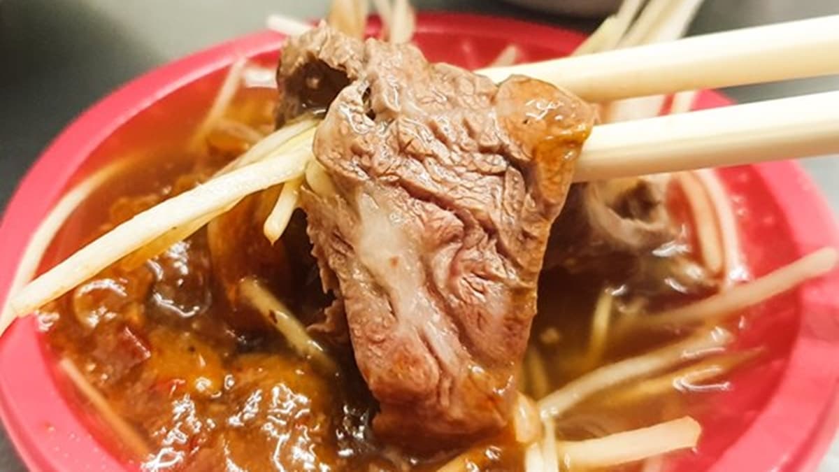 牛肉鮮甜又多汁，再沾點油膏和薑絲一起吃，真的超過癮。（圖片來源：艾妮可美味人生）