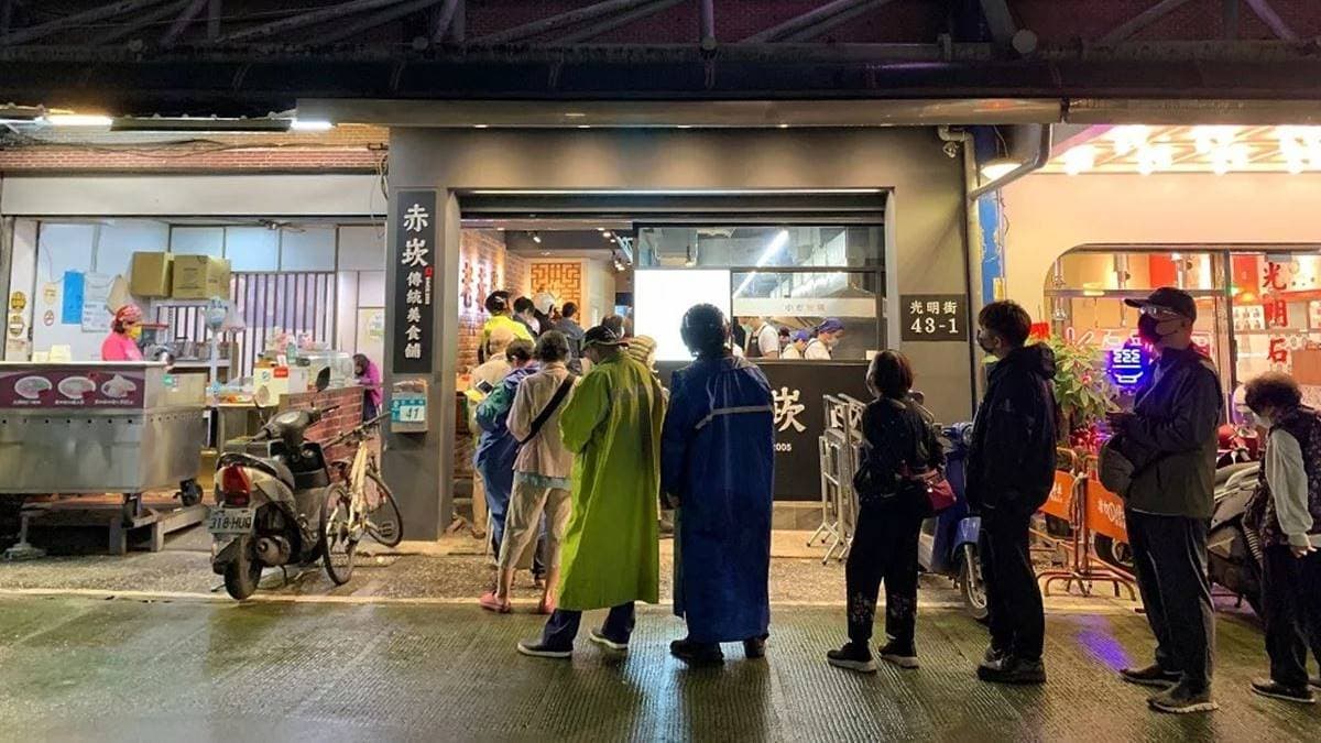 位於新店的「老赤崁新美食」，用餐時間一到就是大排長龍。（圖片來源：可大王愛旅行）