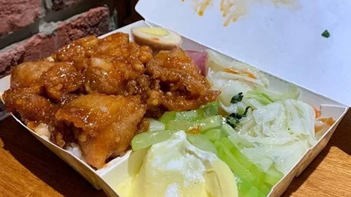 「糖醋雞飯 」雞丁約有９～10塊，CP值有夠高。（圖片來源：可大王愛旅行）