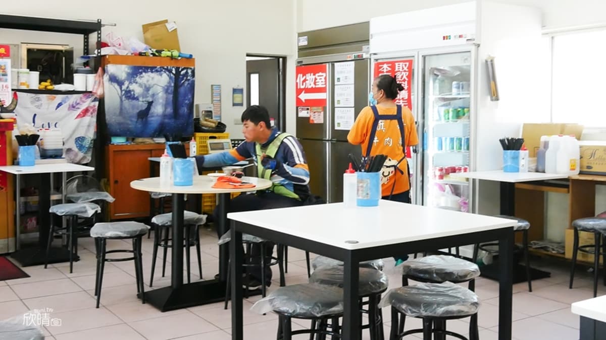 店內大約有十多張桌椅，一次可以容納不少客人。（圖片來源：欣晴。美食旅遊生活分享）