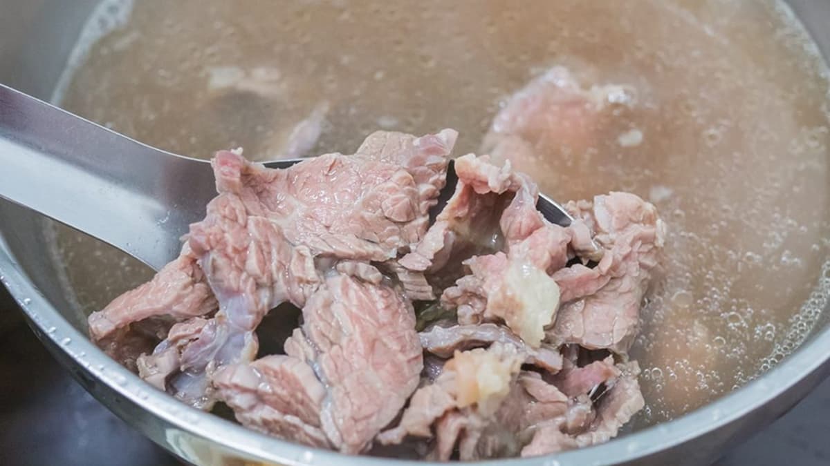牛肉湯加入洋蔥和牛腱下去熬煮，湯頭味道濃郁又帶點清甜。（圖片來源：小佳的幻想世界）