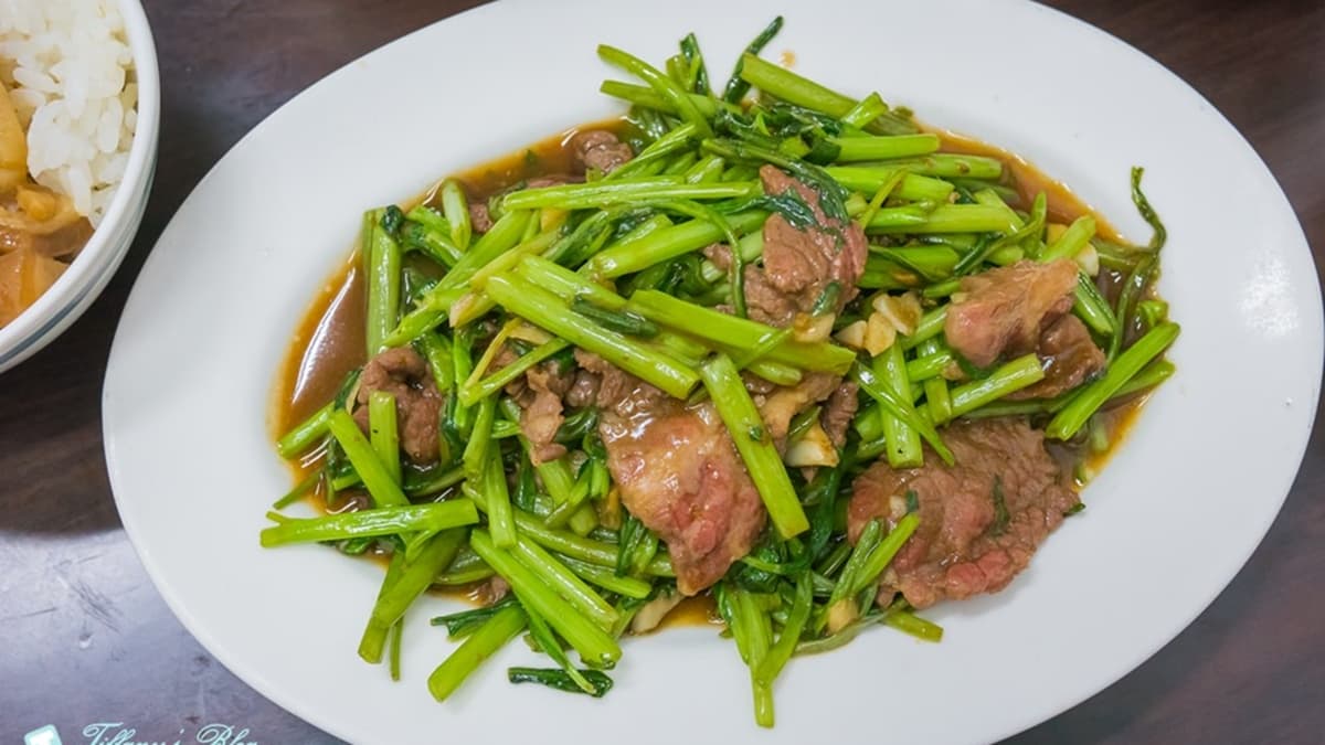 「空心菜牛肉」牛肉的口感滿嫩的。（圖片來源：小佳的幻想世界）