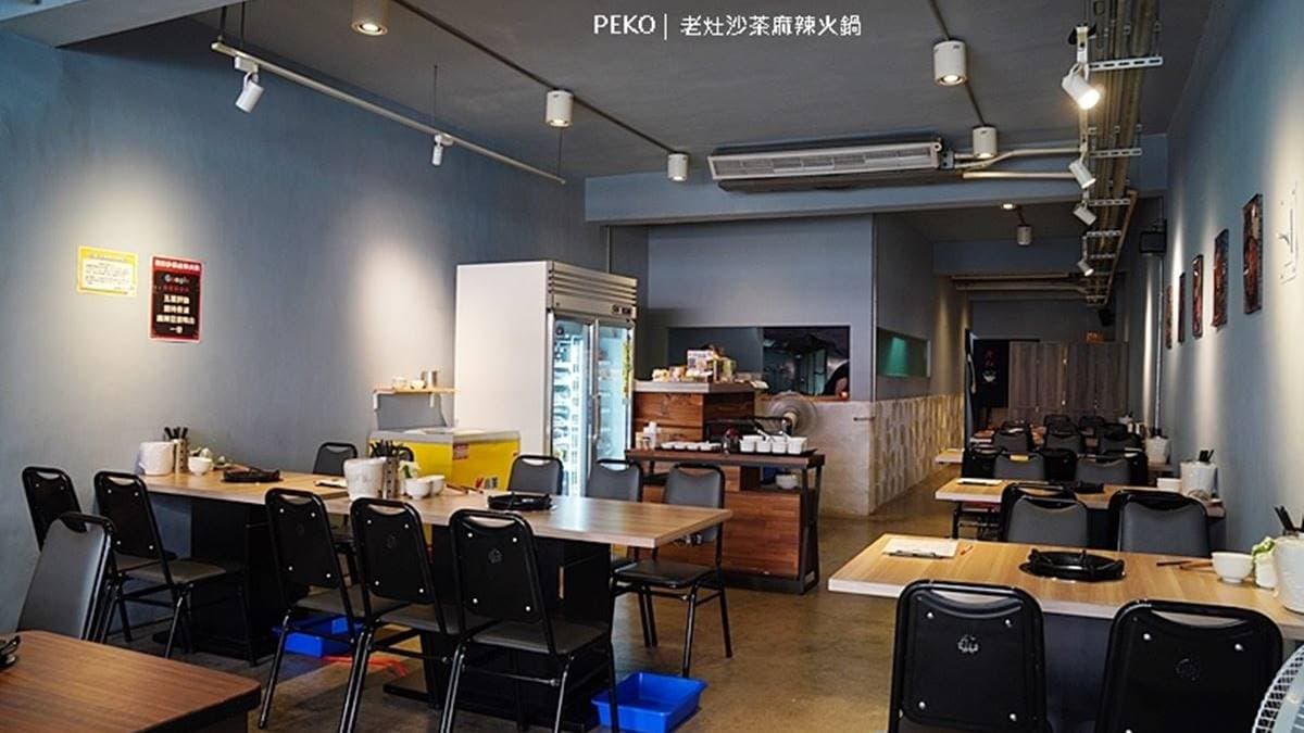店內空間寬敞明亮，座位以４人到６人的桌子為主。（圖片來源：PEKOのSimple Life）