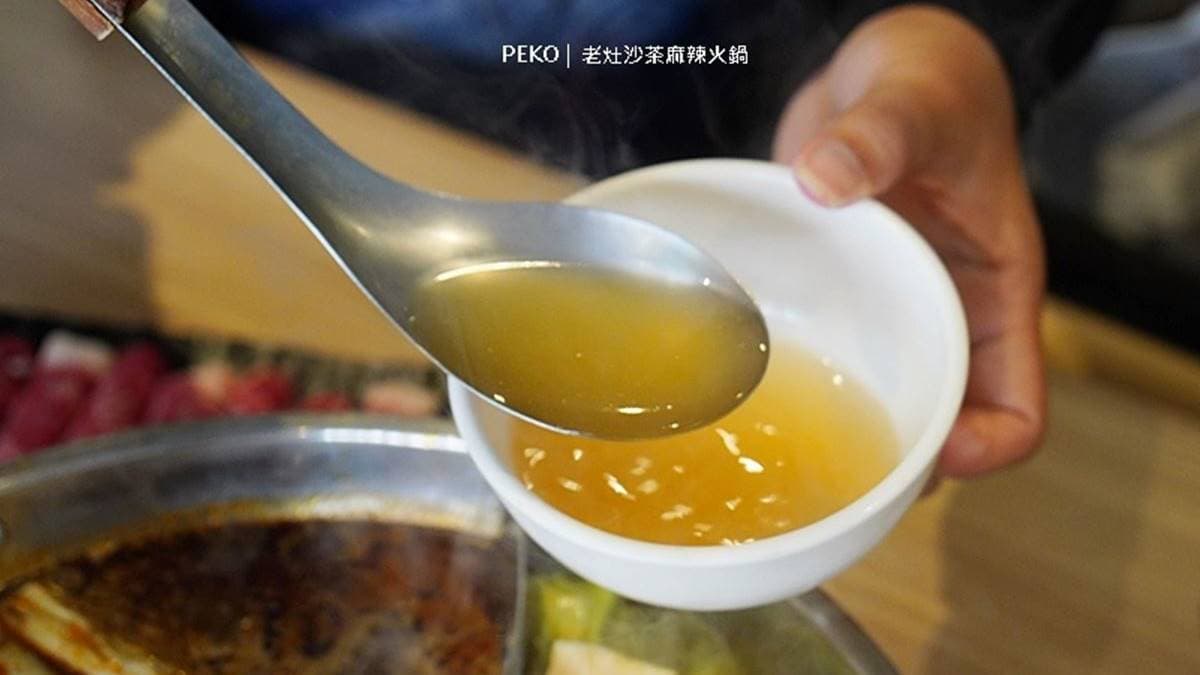 沙茶鍋的湯底是用扁魚、大骨和新鮮蔬果慢火熬煮而成。（圖片來源：PEKOのSimple Life）