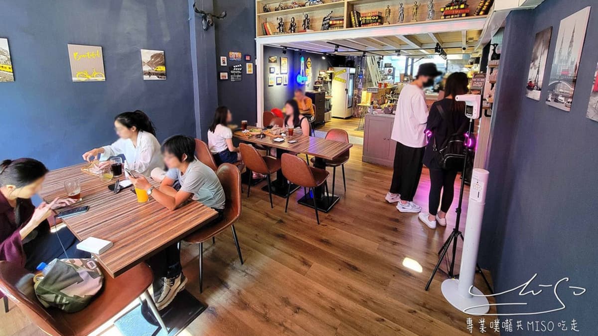 店內採工業風裝潢，樓中樓的挑高設計讓人感覺舒適不擁擠。（圖片來源：專業噗嚨共Miso吃走）