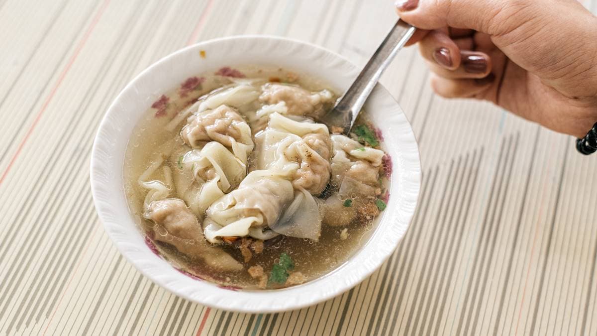扁食湯的基底是長時間熬煮的大骨湯。（圖片來源：《小吃碗上外太空》）