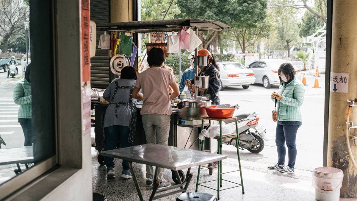 放在家門口騎樓的攤子上方簡明扼要只寫了「肉丸」、「扁食」４個字。（圖片來源：《小吃碗上外太空》）