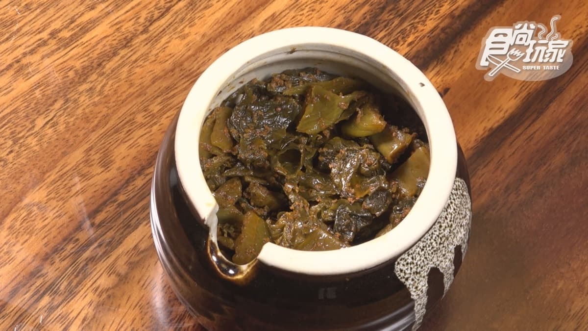 特製辣酸菜加入拉麵中，口感會帶點微麻。