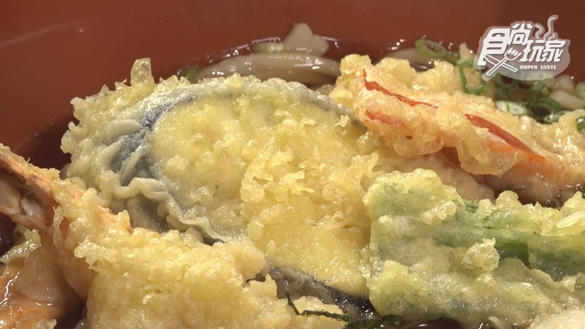 店家特製天婦羅外皮很酥脆，沾湯後會變Q彈。