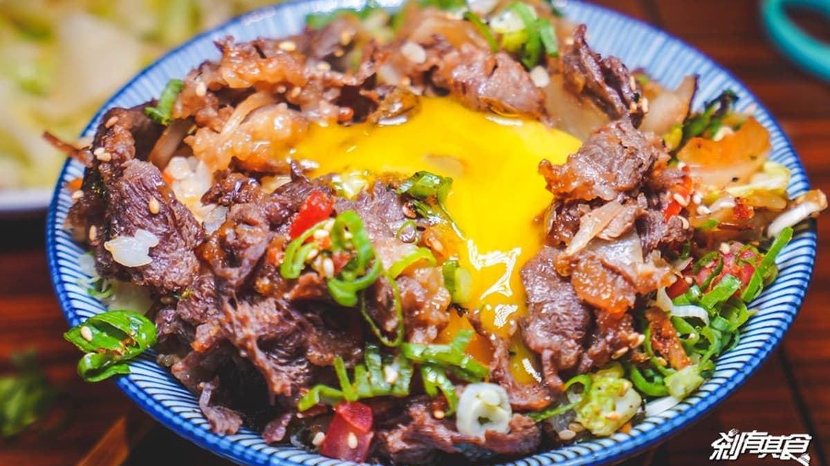 「黑山魔王牛肉蛋炒飯」記得先把生蛋黃弄破再吃，真是太邪惡了！（圖片來源：剎有其食）