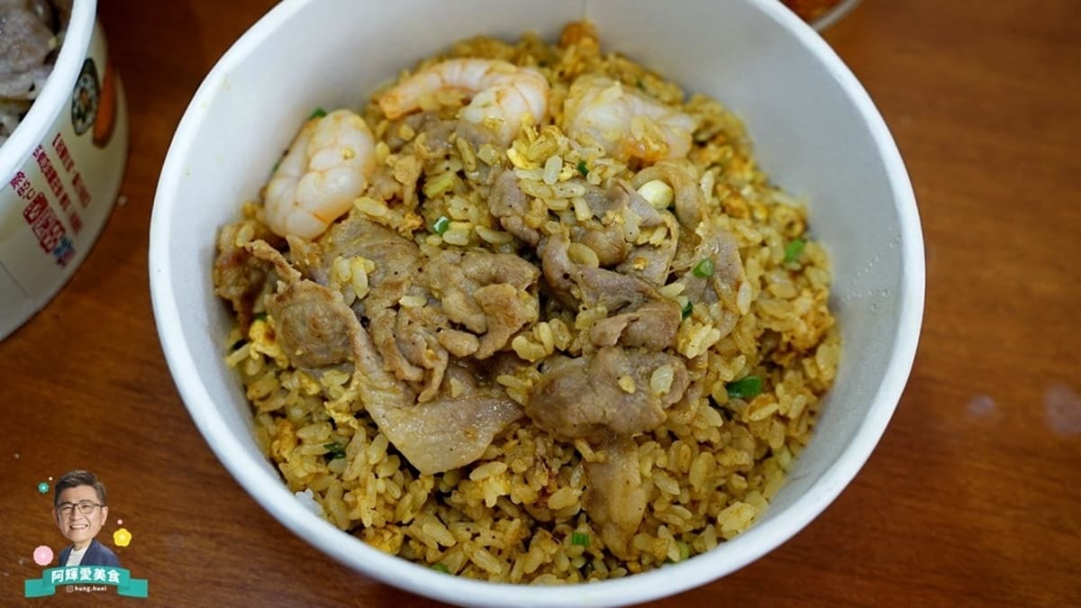 「幸福咖哩」使用當天新鮮溫體豬去現切的梅花豬肉片，吃起來比肉絲更嫩更甜。（圖片來源：阿輝的美食生活）