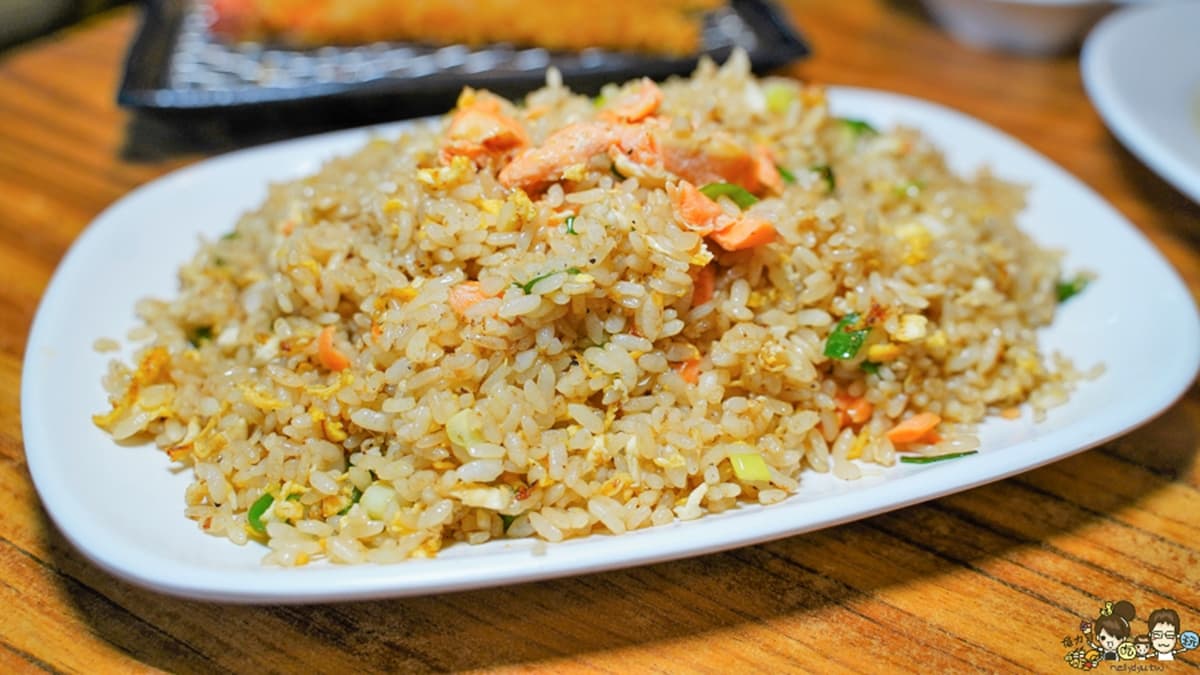 「智利鮭魚炒飯」吃得到滿滿的鮭魚香甜跟炒飯鹹香，很對味。（圖片來源：跟著尼力吃喝玩樂）