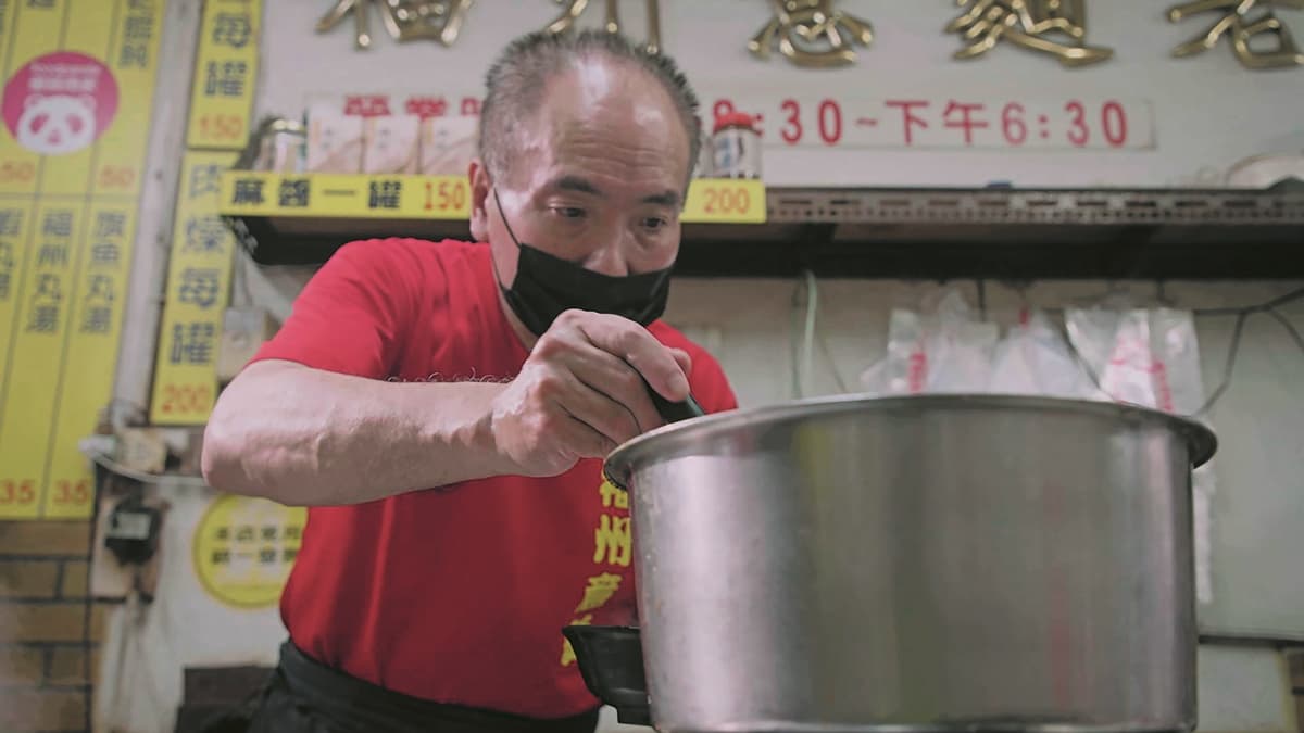 100元就吃飽！台中百年「老字號福州意麵」藏身市場，必點純手工乾麵尬餛飩湯（中獎名單公布）