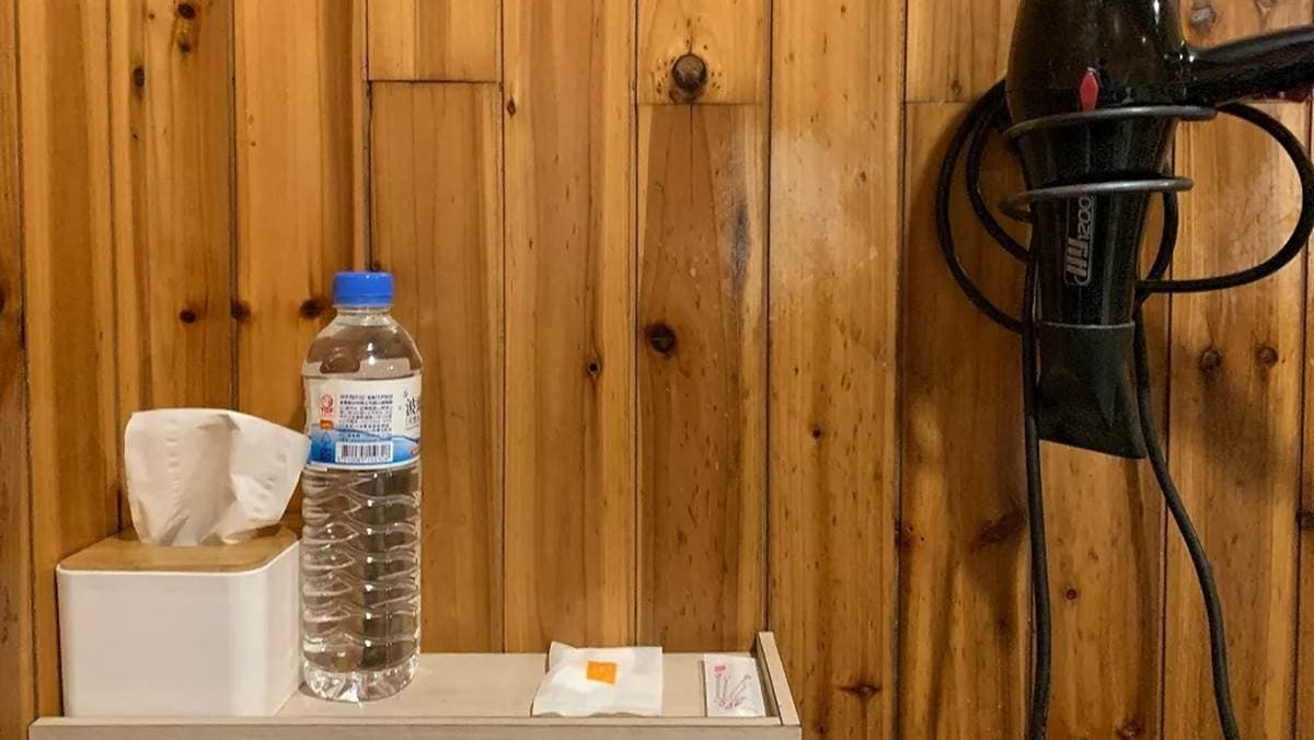 架上擺放著用品都免費，屋內環境整潔，不會有黏膩感。（圖片來源：可大王愛旅行）