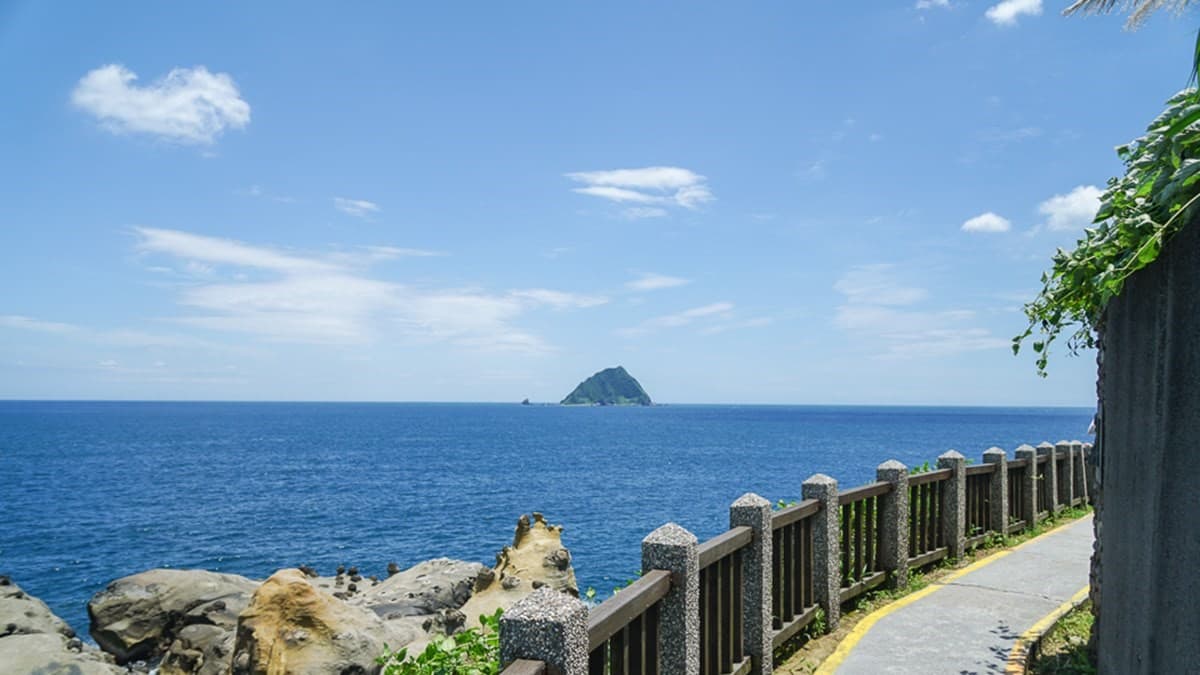 「和平島地質公園」的環山步道，是看海賞奇岩的好地方。（圖片來源：遇見天使Angela）