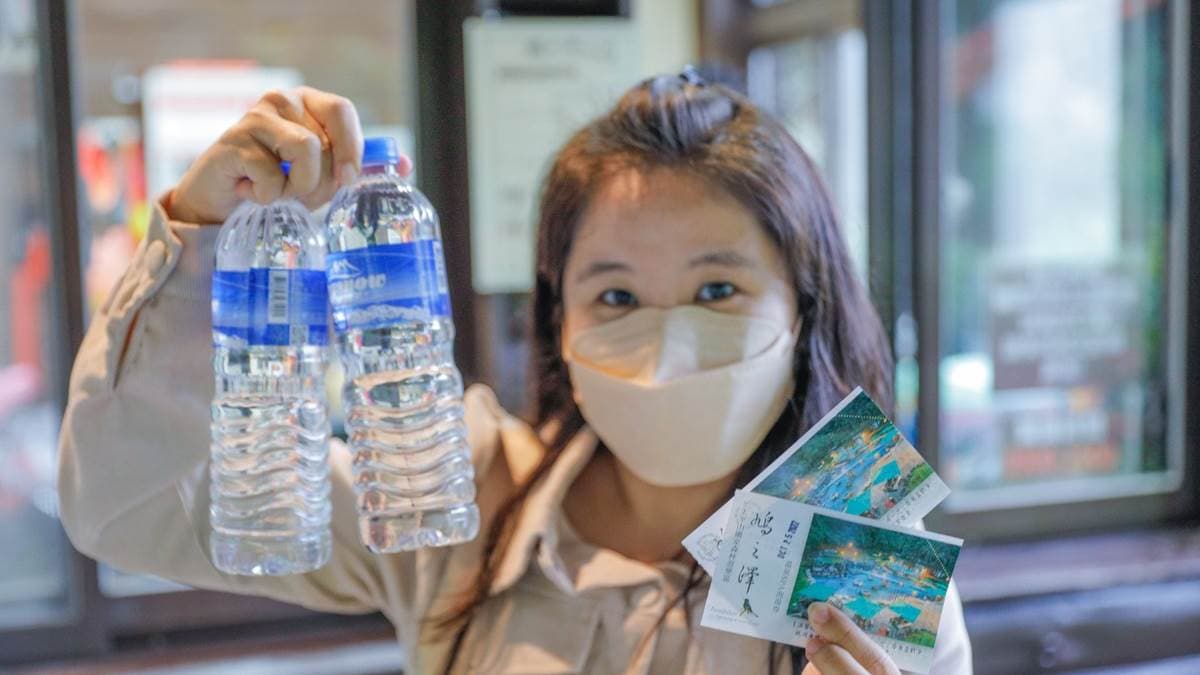 每人會附贈１瓶水，也提供寄物櫃、洗髮精和沐浴乳做使用。（圖片來源：卡夫卡愛旅行）