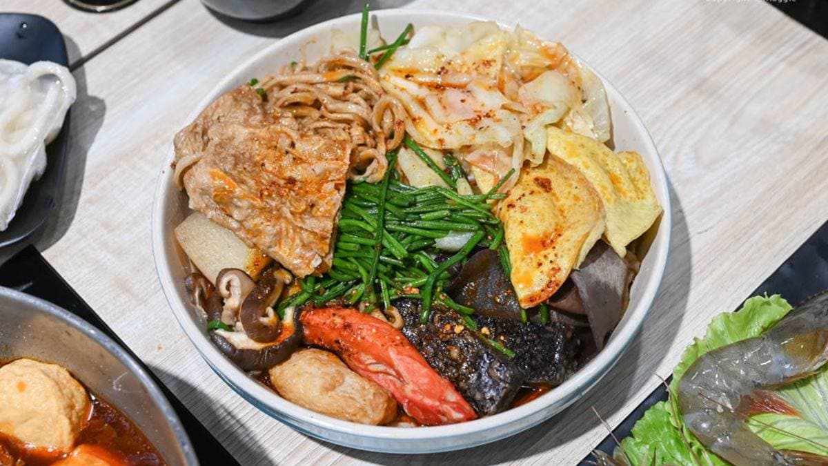 麻辣燙夾雜獨特的藥膳香氣，並添加獨門的拌醬，可說是很有記憶點。（圖片來源：莓姬貝利食事旅行）