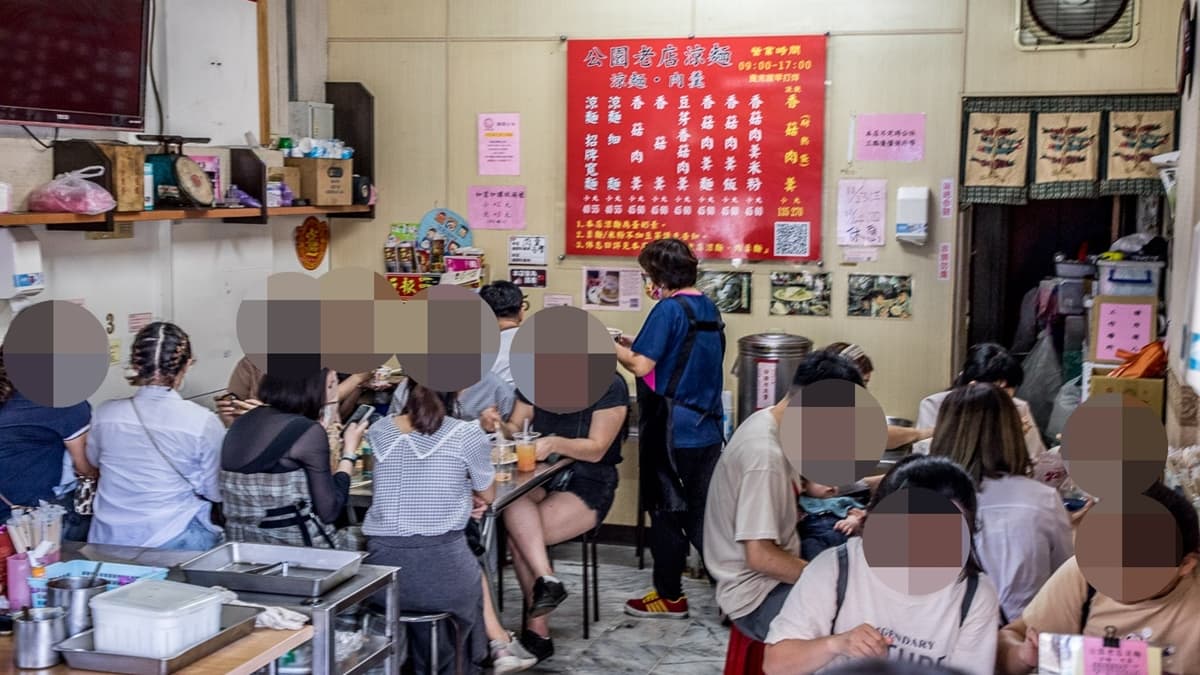 店家內用區的空間不大，用餐尖峰需耐心排隊等候。（圖片來源：大手牽小手。玩樂趣）