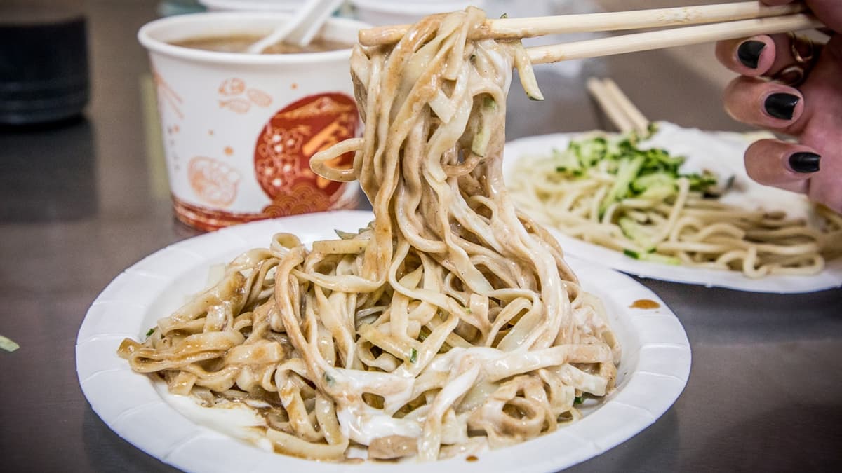 美奶滋甜甜溫潤的口感，把麵條的軟、麻醬的香融合在一起。（圖片來源：大手牽小手。玩樂趣）
