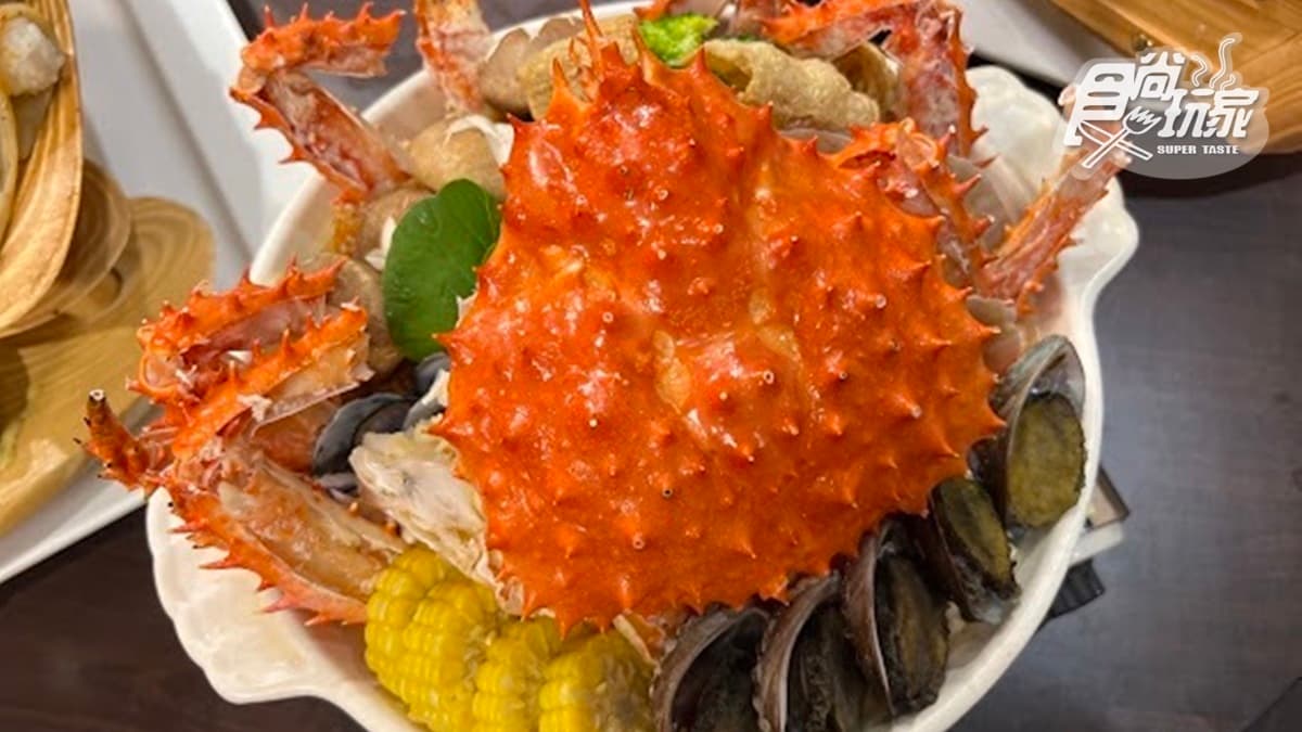 以柴魚熬製湯底，保留住海鮮原本的鮮甜。