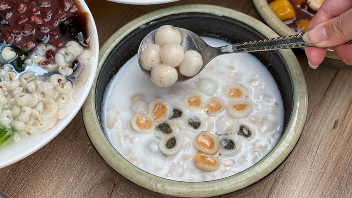 「杏仁湯圓」有杏仁的自然醇香，裡頭還加了綿密的花生粒。（圖片來源：花露露 の花花世界）