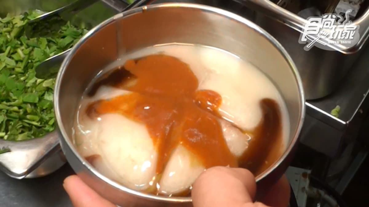 肉圓淋上米漿和辣椒醬。