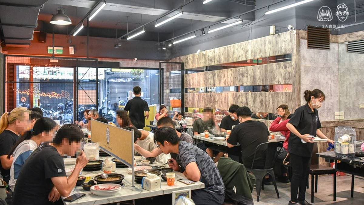 即便是下午２點半抵達，店裡頭依然是座無虛席，生意非常好。（圖片提供：2A食旅日記）