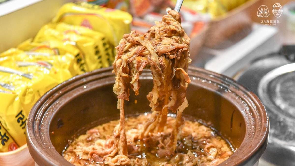 熟食提供的是牛丼，這隨便一撈都是滿滿的肉，可以感受到香氣撲鼻而來。（圖片提供：2A食旅日記）