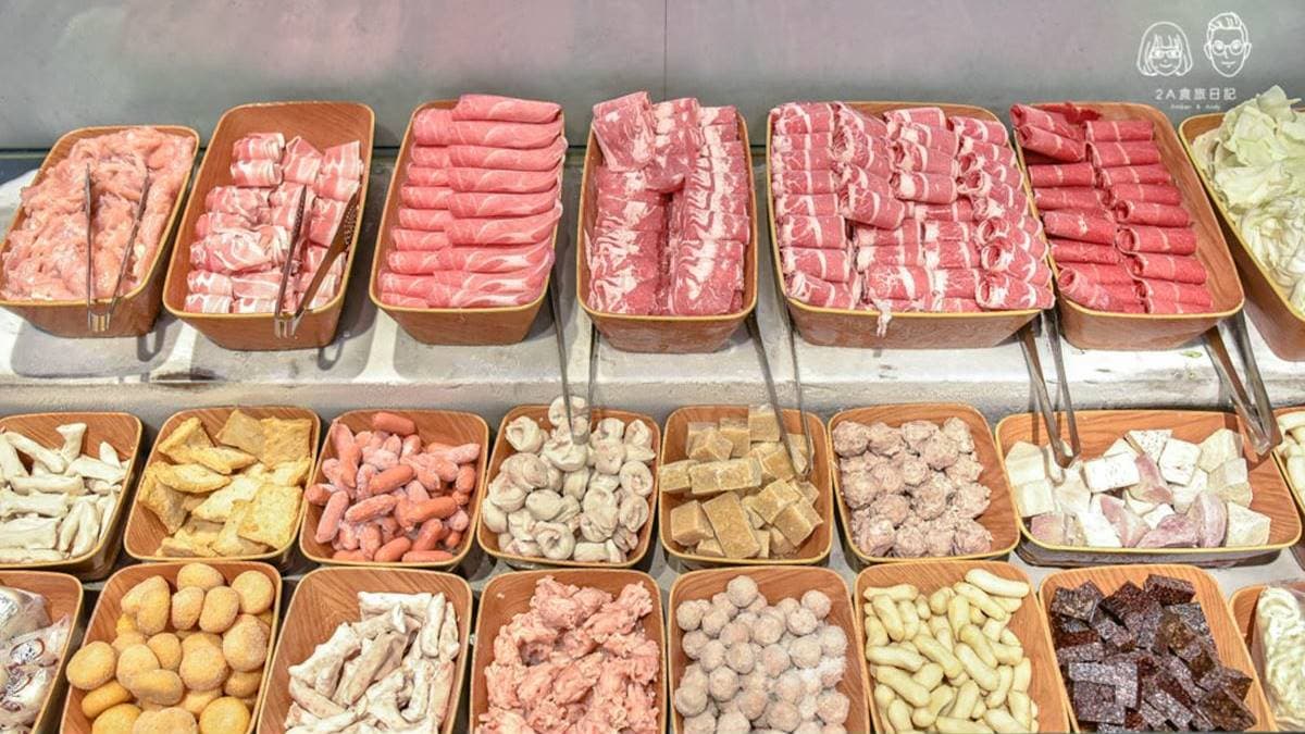 自助吧有魚柳、雞柳條、豬肉、羊肉、牛肉等，共７種肉品可以無限吃到飽。（圖片提供：2A食旅日記）