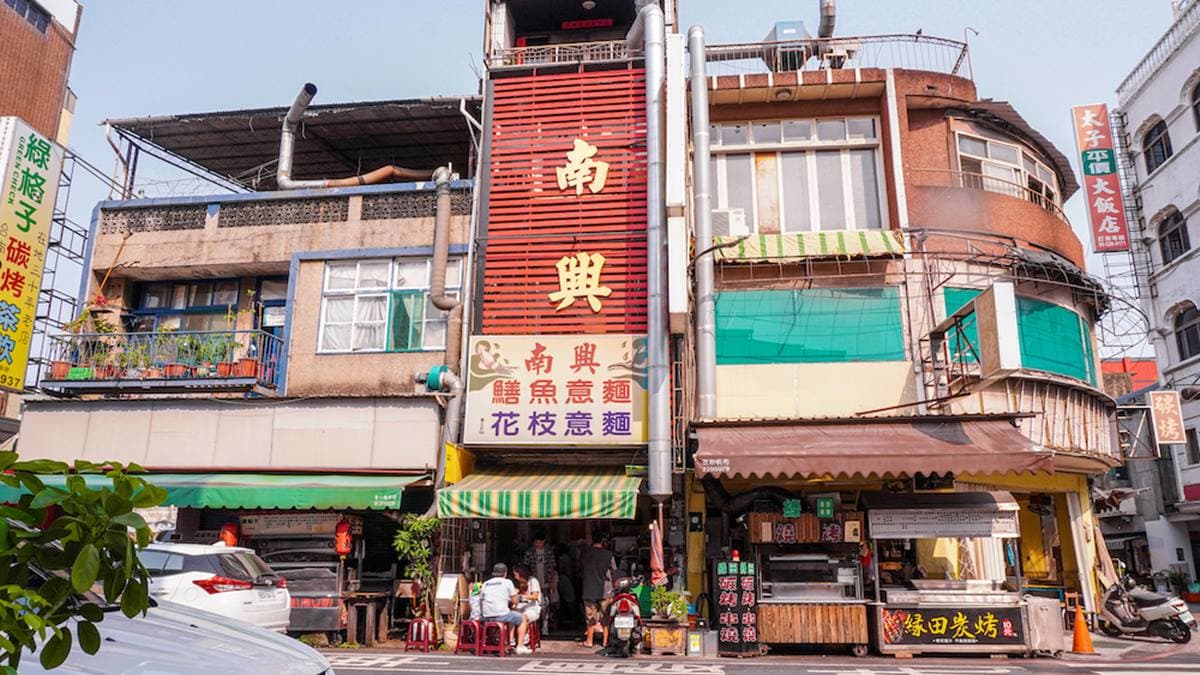 靠近台南中西區河樂廣場和海安路的南興鱔魚意麵，就位在康樂街上。（圖片來源：艾薇覓食趣）