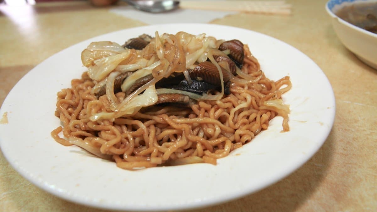 這盤炒鱔魚意麵加意麵更顯豐富，表面鋪上鱔魚片、高麗菜及洋蔥等。（圖片來源：樂天小高の美食之旅）