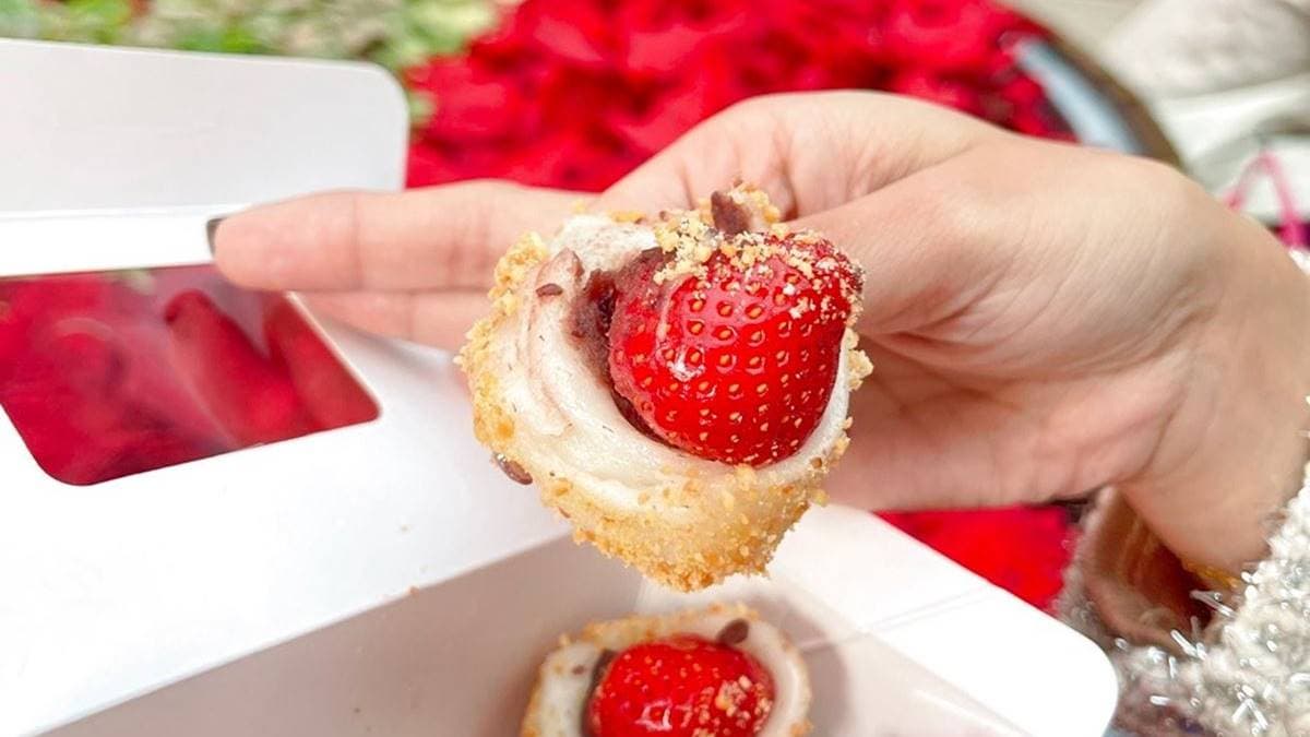 軟Q麻糬包入新鮮草莓、紅豆餡，裹上花生粉，一口咬下有滿滿的幸福感。（圖片來源：跟著踢小米吃喝玩樂趣）