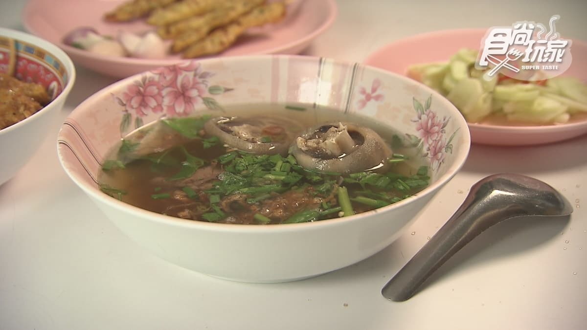 「牛尾湯」裡的牛尾燉煮得超Q彈，口感吃起來很像豬腳。
