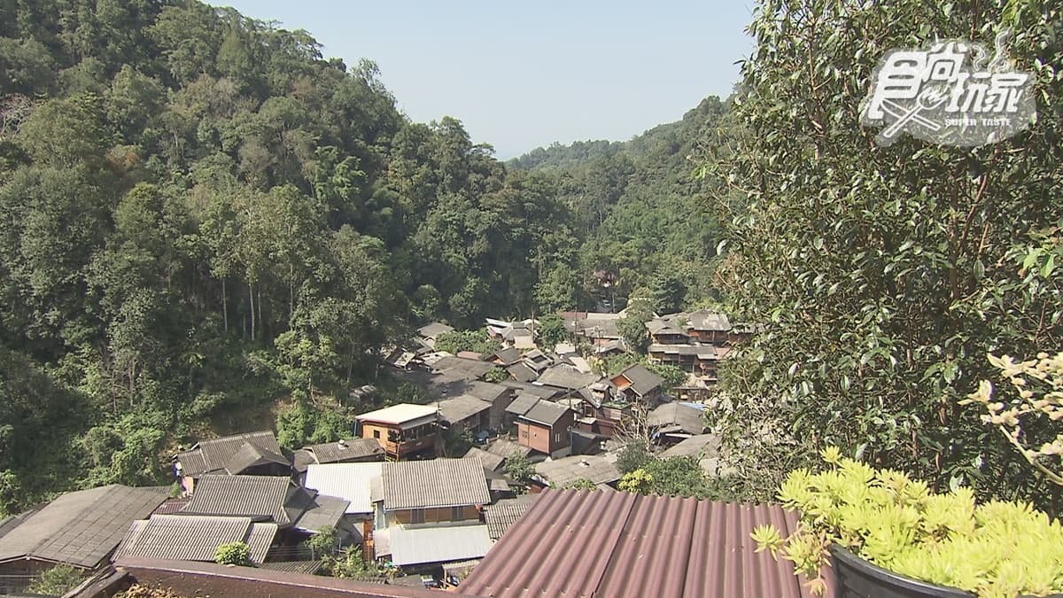 坐在餐廳裡的高空座位，還能俯瞰整片絕美山景超療癒。
