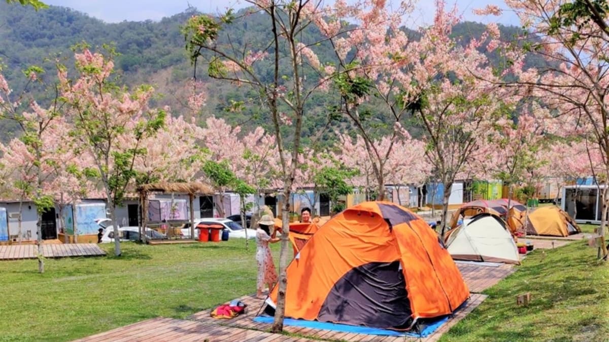 遠山望月溫泉露營區設有豪華帳、自搭帳與露營車共55個營位設施。（圖片來源：高雄市觀光局）