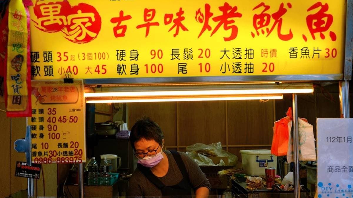 「萬家古早味烤魷魚」是位於中正台商圈的老字號烤魷魚小攤。（圖片來源：瑋瑋美食萬歲）