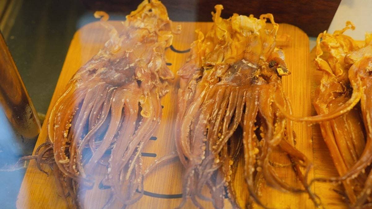 透明櫥窗內擺放著各式各樣的魷魚乾。（圖片來源：瑋瑋美食萬歲）
