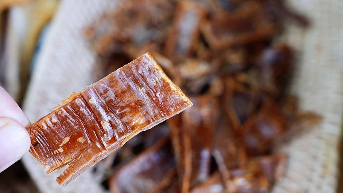 使用炭火現烤的乾魷魚愈嚼愈香、愈吃愈唰嘴，讓人一吃上癮。（圖片來源：瑋瑋美食萬歲）
