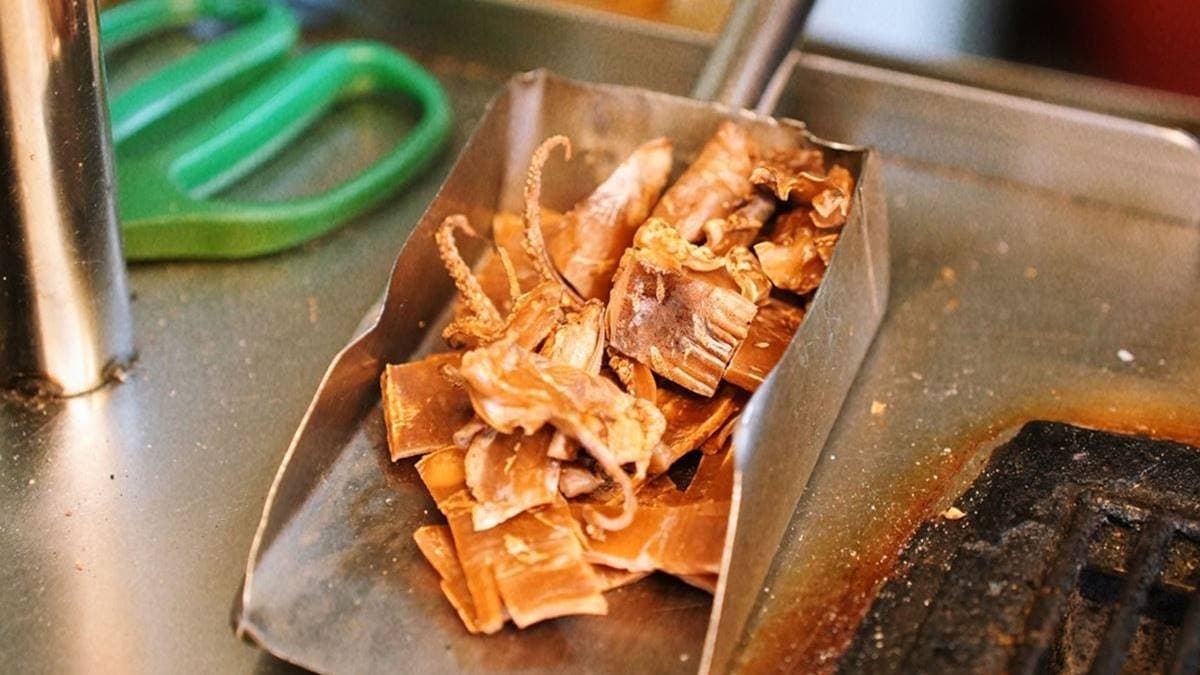 烤過的魷魚有著焦糖般的誘人色澤。（圖片來源：瑋瑋美食萬歲）